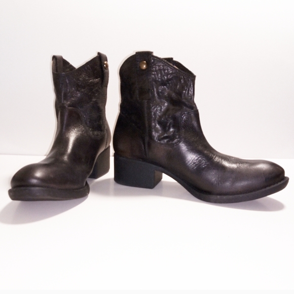 Gianni Bini Shoes - • Gianna Bini Booties NWOT •